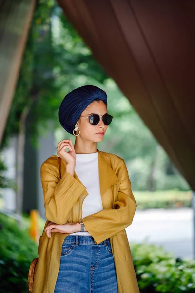 Retrato Moda Una Mujer Musulmana Malaya Alta Delgada Joven Atractiva —  Fotos de Stock