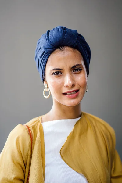 Ritratto Una Giovane Donna Musulmana Turbante Velo Hijab Lei Elegante — Foto Stock