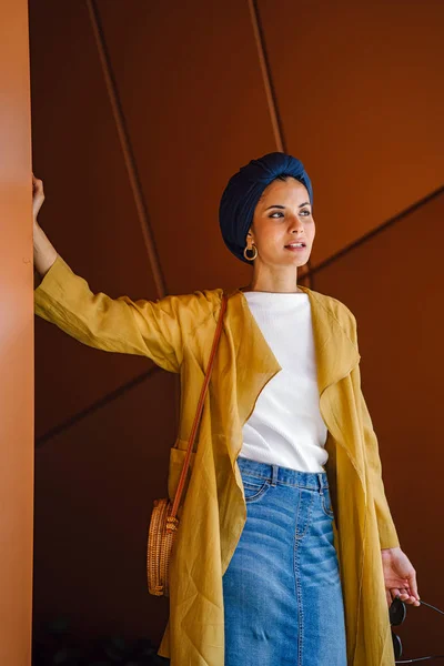 Retrato Moda Una Mujer Musulmana Malaya Alta Delgada Joven Atractiva —  Fotos de Stock