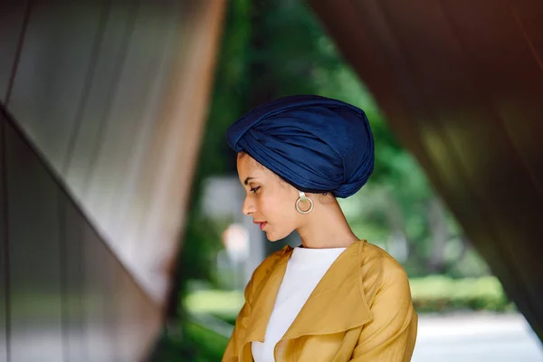 ファッショナブルな服やターバンを身に着けている背の高い スリムで若い 魅力的なマレー人イスラム教徒女性のファッションの肖像画 — ストック写真