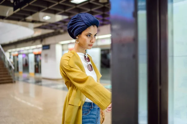 Potret Busana Seorang Wanita Muslim Melayu Yang Tinggi Ramping Muda — Stok Foto