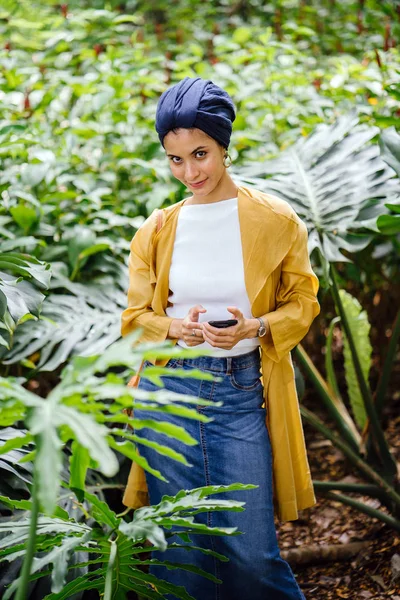 Jovem Atraente Mulher Muçulmana Malaia Segurando Smartphone Mãos — Fotografia de Stock