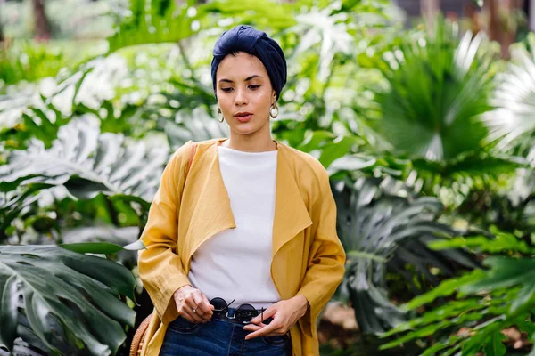 Retrato Moda Una Mujer Musulmana Malaya Alta Delgada Joven Atractiva — Foto de Stock