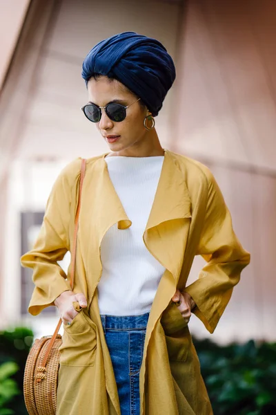 Retrato Moda Una Mujer Musulmana Malaya Alta Delgada Joven Atractiva —  Fotos de Stock