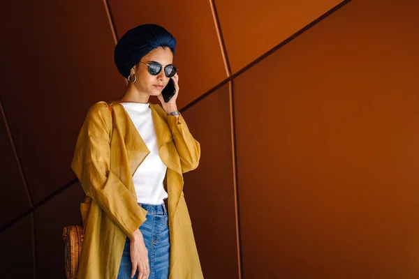 Young Attractive Malay Muslim Woman Walking Steps Talking Her Smartphone — Stock Photo, Image