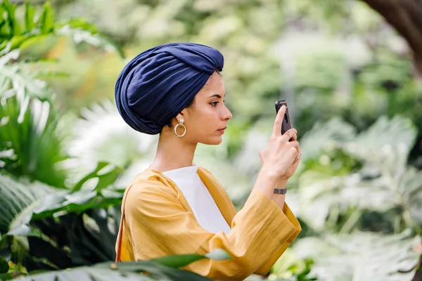 Ung Attraktiv Malayisk Muslimsk Kvinne Som Holder Smarttelefonen Hånden – stockfoto