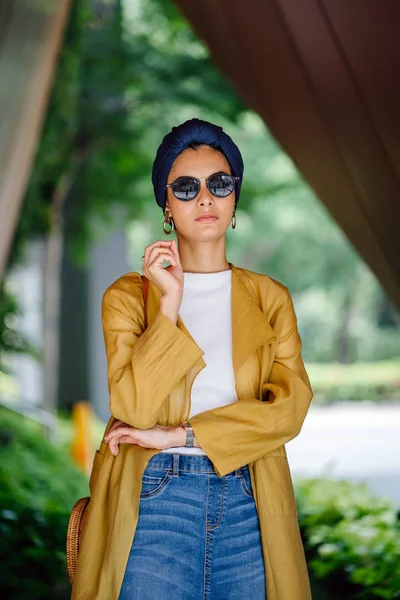 Retrato Moda Una Mujer Musulmana Malaya Alta Delgada Joven Atractiva —  Fotos de Stock