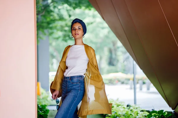 Portrait Mode Une Femme Musulmane Malaise Grande Mince Jeune Séduisante — Photo