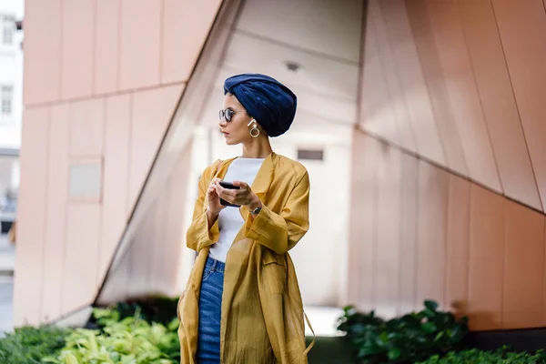 Mujer Musulmana Malaya Joven Atractiva Sosteniendo Teléfono Inteligente Las Manos —  Fotos de Stock