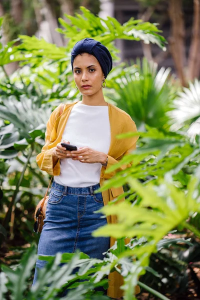 Junge Und Attraktive Malaiische Muslimin Mit Smartphone Der Hand — Stockfoto