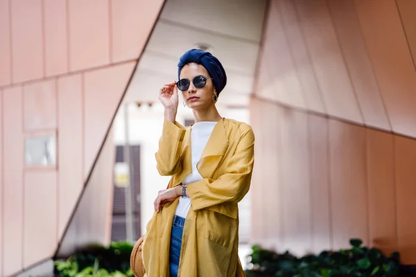 Retrato Moda Una Mujer Musulmana Malaya Alta Delgada Joven Atractiva —  Fotos de Stock