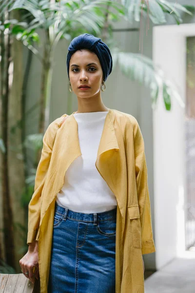 Moda moda giyim ve türban giyen bir uzun boylu, ince, Genç ve çekici Malay Müslüman kadın portresi