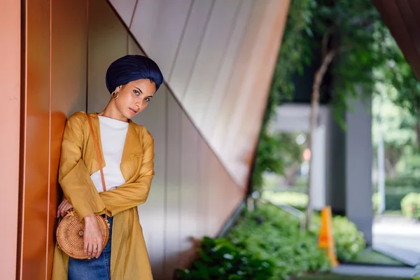 Retrato Moda Una Mujer Musulmana Malaya Alta Delgada Joven Atractiva — Foto de Stock