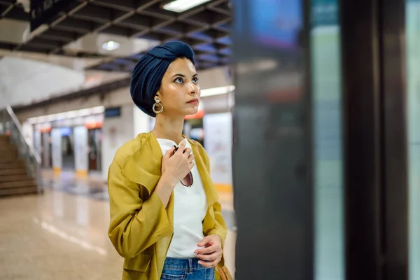 Retrato Moda Uma Mulher Muçulmana Malaia Alta Magra Jovem Atraente — Fotografia de Stock