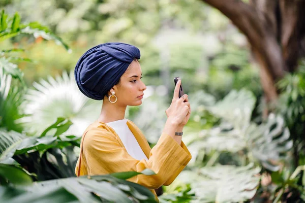 Молодая Привлекательная Малайская Мусульманка Держит Руках Смартфон — стоковое фото
