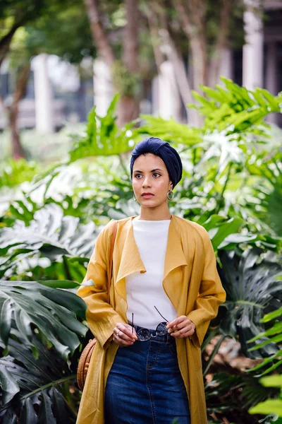 Retrato Moda Uma Mulher Muçulmana Malaia Alta Magra Jovem Atraente — Fotografia de Stock