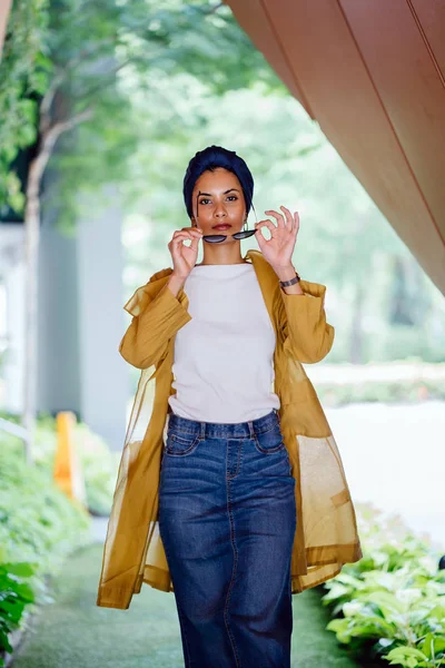 Retrato Moda Una Mujer Musulmana Malaya Alta Delgada Joven Atractiva —  Fotos de Stock