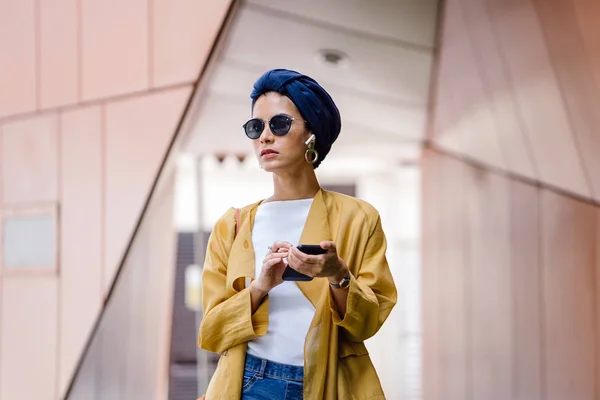 Junge Und Attraktive Malaiische Muslimin Mit Smartphone Der Hand — Stockfoto