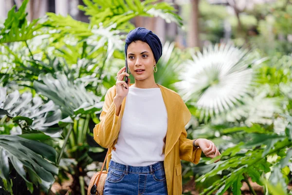 Mladá Atraktivní Malajského Muslimská Žena Chodí Schodech Mluví Svém Smartphonu — Stock fotografie