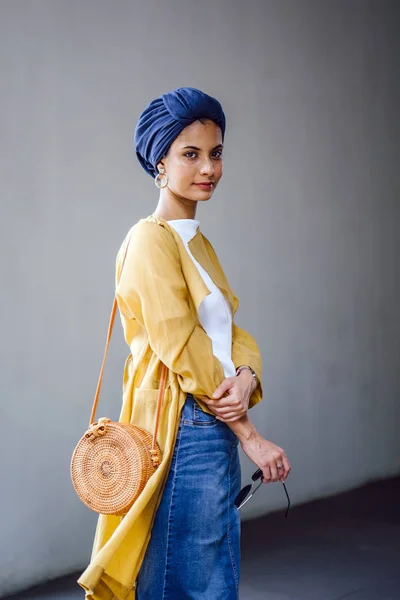 Retrato Moda Una Mujer Musulmana Malaya Alta Delgada Joven Atractiva —  Fotos de Stock