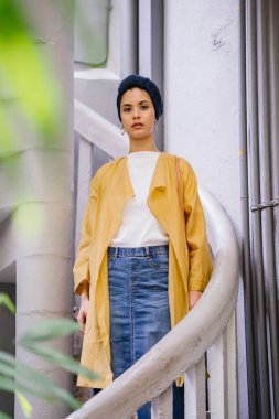 Moda moda giyim ve türban giyen bir uzun boylu, ince, Genç ve çekici Malay Müslüman kadın portresi