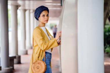 Moda moda giyim ve türban giyen bir uzun boylu, ince, Genç ve çekici Malay Müslüman kadın portresi