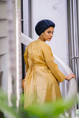 Moda moda giyim ve türban giyen bir uzun boylu, ince, Genç ve çekici Malay Müslüman kadın portresi