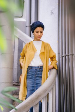 Moda moda giyim ve türban giyen bir uzun boylu, ince, Genç ve çekici Malay Müslüman kadın portresi
