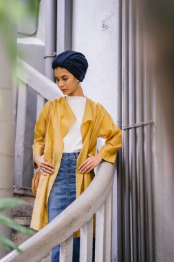 Moda moda giyim ve türban giyen bir uzun boylu, ince, Genç ve çekici Malay Müslüman kadın portresi