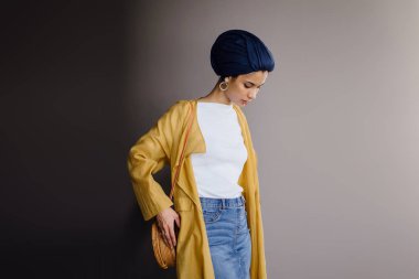 Moda moda giyim ve türban giyen bir uzun boylu, ince, Genç ve çekici Malay Müslüman kadın portresi