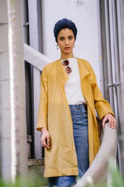 Moda moda giyim ve türban giyen bir uzun boylu, ince, Genç ve çekici Malay Müslüman kadın portresi