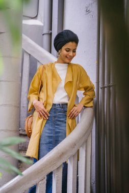 Moda moda giyim ve türban giyen bir uzun boylu, ince, Genç ve çekici Malay Müslüman kadın portresi