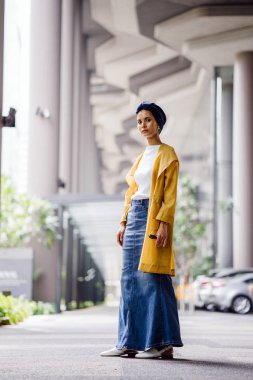 Moda moda giyim ve türban giyen bir uzun boylu, ince, Genç ve çekici Malay Müslüman kadın portresi
