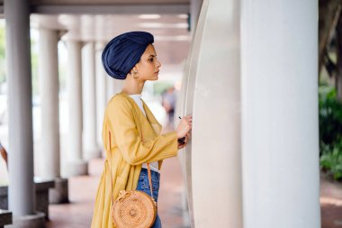 Moda moda giyim ve türban giyen bir uzun boylu, ince, Genç ve çekici Malay Müslüman kadın portresi