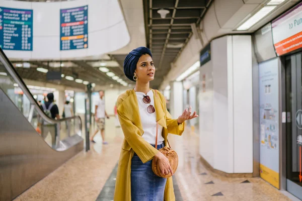 Модный Портрет Высокой Стройной Молодой Привлекательной Малайской Мусульманки Модной Одежде — стоковое фото