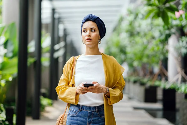 Joven Atractiva Musulmana Malaya Sosteniendo Teléfono Inteligente Las Manos —  Fotos de Stock