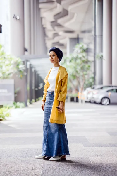 Portrait Mode Une Femme Musulmane Malaise Grande Mince Jeune Séduisante — Photo