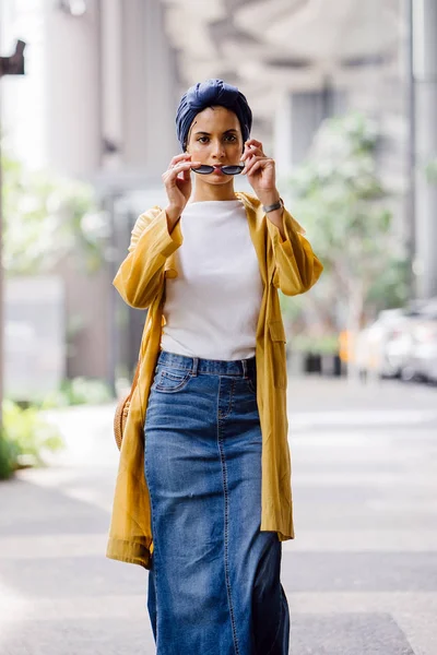 Retrato Moda Una Mujer Musulmana Malaya Alta Delgada Joven Atractiva —  Fotos de Stock