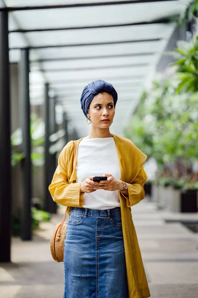 Joven Atractiva Musulmana Malaya Sosteniendo Teléfono Inteligente Las Manos —  Fotos de Stock