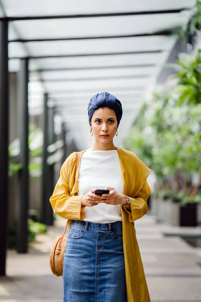 Ung Och Attraktiv Malajiska Muslimsk Kvinna Håller Smartphone Händer — Stockfoto