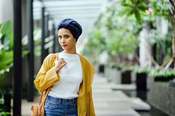 Retrato Moda Una Mujer Musulmana Malaya Alta Delgada Joven Atractiva —  Fotos de Stock