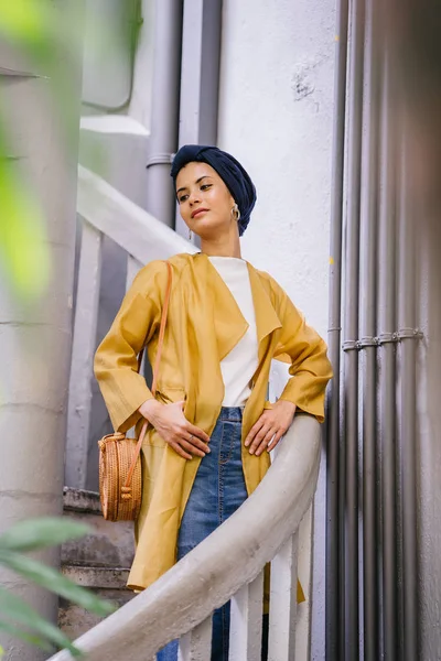 Retrato Moda Una Mujer Musulmana Malaya Alta Delgada Joven Atractiva —  Fotos de Stock