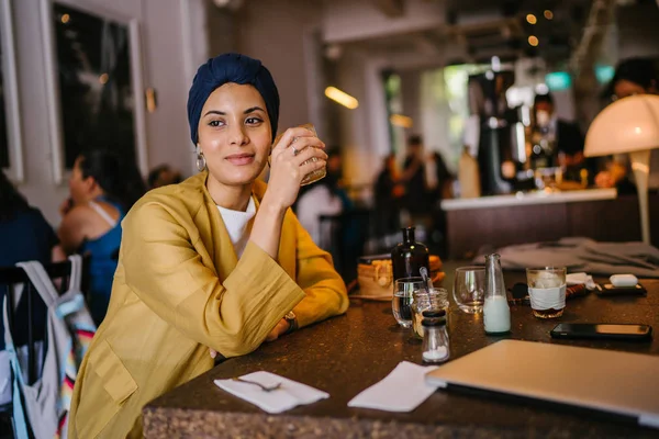 Joven Elegante Mujer Musulmana Malaya Con Café Café Ella Está — Foto de Stock