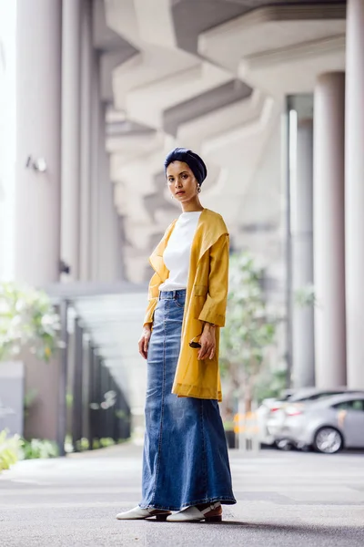 Модный Портрет Высокой Стройной Молодой Привлекательной Малайской Мусульманки Модной Одежде — стоковое фото