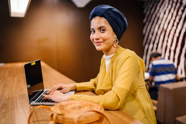 Retrato Una Joven Musulmana Malaya Que Trabaja Estudia Ordenador Portátil — Foto de Stock