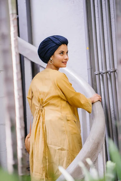 ファッショナブルな服やターバンを身に着けている背の高い スリムで若い 魅力的なマレー人イスラム教徒女性のファッションの肖像画 — ストック写真
