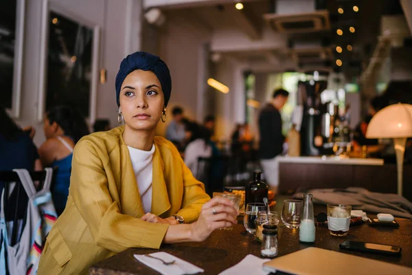 Joven Elegante Mujer Musulmana Malaya Con Café Café Ella Está — Foto de Stock