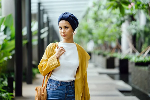 Retrato Moda Una Mujer Musulmana Malaya Alta Delgada Joven Atractiva —  Fotos de Stock