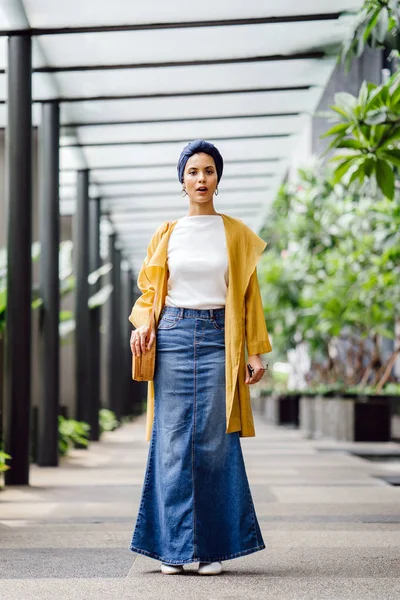 Retrato Moda Una Mujer Musulmana Malaya Alta Delgada Joven Atractiva — Foto de Stock