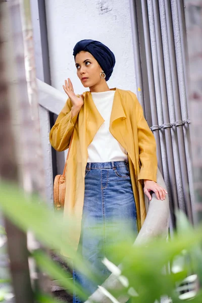 Retrato Moda Una Mujer Musulmana Malaya Alta Delgada Joven Atractiva — Foto de Stock